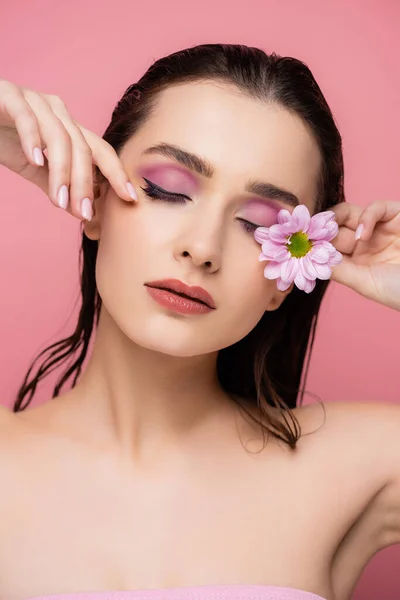 Sensuell Ung Kvinna Med Slutna Ögon Håller Blomma Isolerad Rosa — Stockfoto