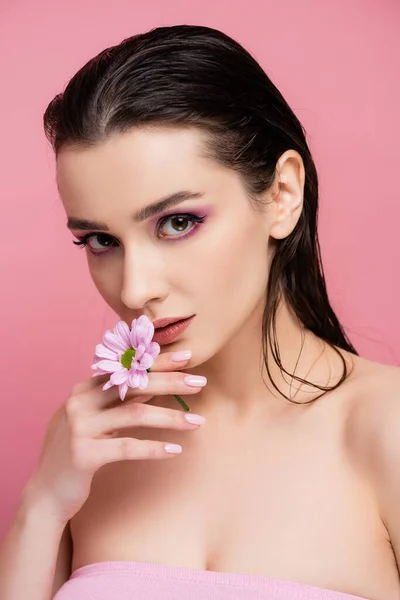 Sensuell Ung Kvinna Håller Blomma Och Tittar Kameran Isolerad Rosa — Stockfoto