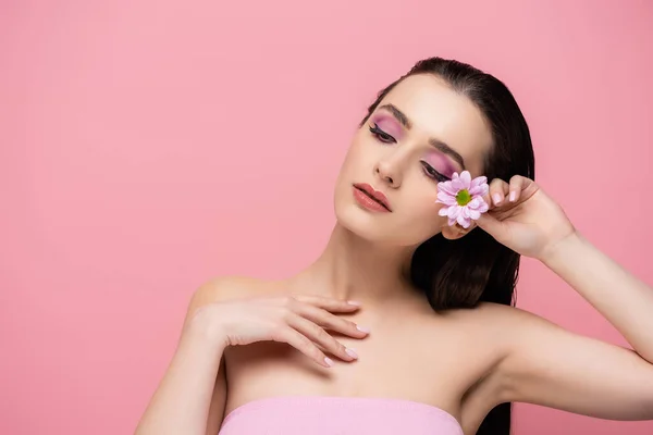 Sensuell Ung Kvinna Håller Blomma Medan Tittar Bort Isolerad Rosa — Stockfoto