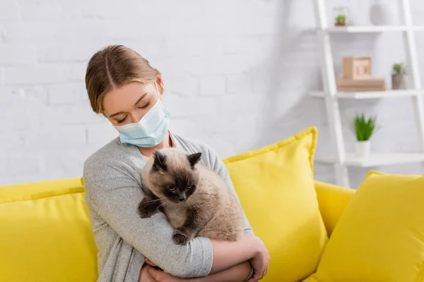 Woman Medical Mask Holding Siamese Cat Allergy Living Room — Stock Photo, Image