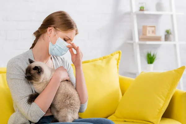 Woman Medical Mask Holding Siamese Cat Home — Stock Photo, Image