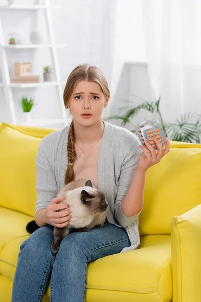 Mujer Molesta Con Alergia Sosteniendo Ampollas Con Pastillas Gato Siamés — Foto de Stock