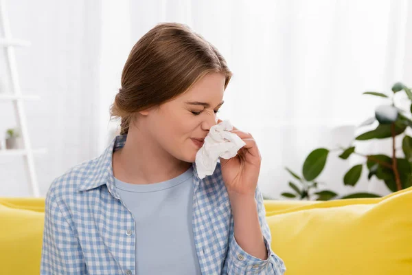 Mujer Joven Con Servilleta Que Acurruca Durante Alergia —  Fotos de Stock