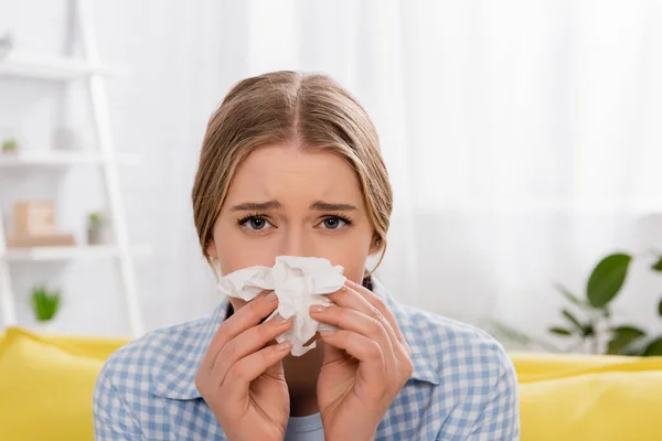 Upset Woman Holding Napkin Looking Camera Snuffle — Stock Photo, Image