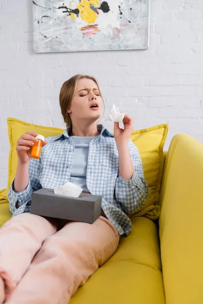Mulher Com Espirros Alergia Segurando Guardanapo Pílulas Sofá — Fotografia de Stock