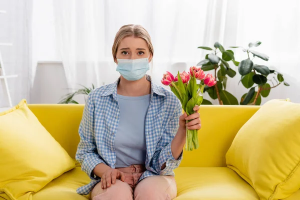 Wanita Dengan Alergi Memakai Masker Medis Sambil Memegang Tulip Rumah — Stok Foto