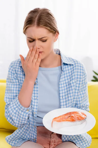 Mulher Com Alergia Sentindo Nojo Perto Salmão Cru — Fotografia de Stock