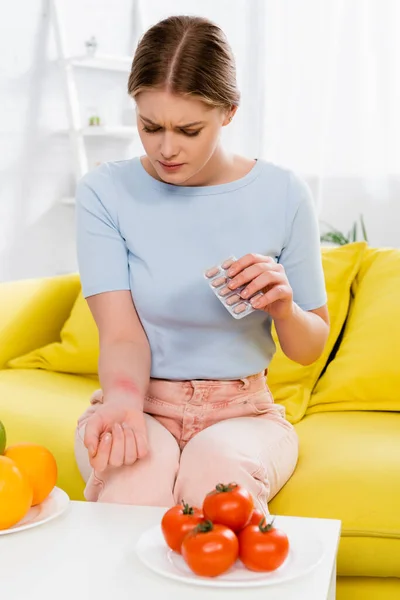 Woman Allergy Holding Pills Tomatoes Oranges Blurred Foreground — Stock Photo, Image