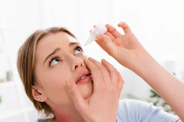 Mujer Joven Aplicando Gotas Para Los Ojos Durante Alergia —  Fotos de Stock