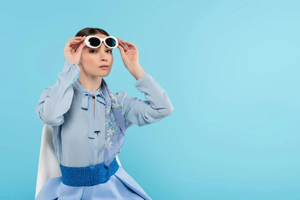 Modische Frau Die Ihre Sonnenbrille Abnimmt Während Sie Vereinzelt Die — Stockfoto