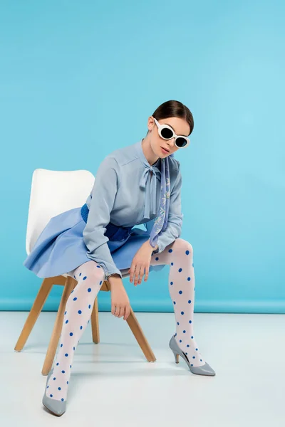 Mujer Glamour Medias Punteadas Gafas Sol Sentado Sobre Fondo Azul — Foto de Stock