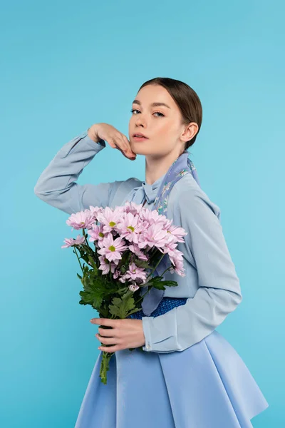 Mujer Elegante Con Mano Cerca Cara Posando Con Flores Color — Foto de Stock