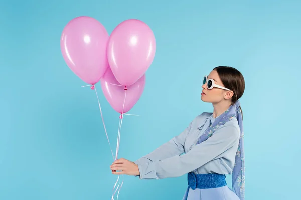 Junge Frau Stylischer Kleidung Und Sonnenbrille Mit Rosa Luftballons Auf — Stockfoto