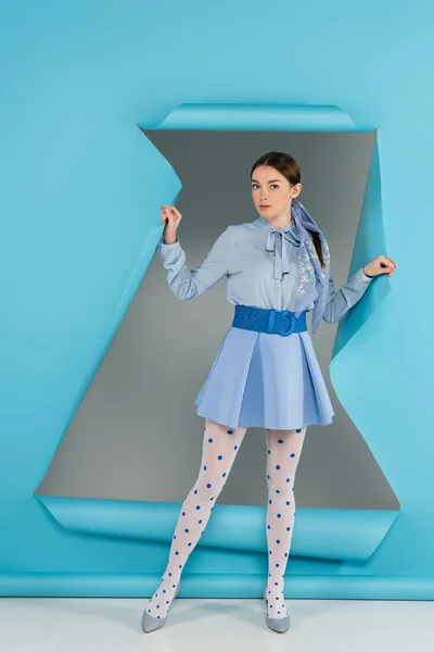 Mujer Moda Mirando Cámara Cerca Del Agujero Papel Azul Sobre — Foto de Stock