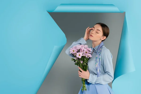 Elegante Mujer Tocando Cara Mientras Posa Con Los Ojos Cerrados — Foto de Stock