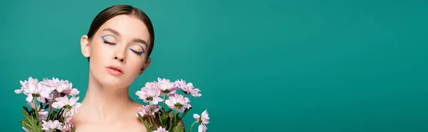 Bonita Mujer Joven Posando Con Los Ojos Cerrados Cerca Flores — Foto de Stock