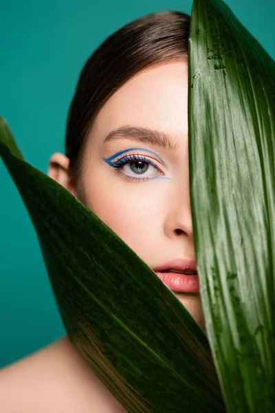 Sensual Woman Looking Camera Glossy Leaves Isolated Green — Stock Photo, Image