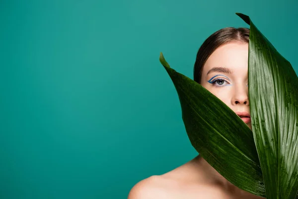 Sensual Young Woman Looking Camera Wet Leaf Isolated Green — Stock Photo, Image