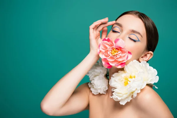 Mujer Joven Con Los Ojos Cerrados Peonías Sobre Hombros Aislados — Foto de Stock