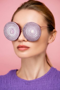 Soğan halkaları gözlüklü kadının pembe, sürrealizm kavramına izole edilmiş görüntüsünü kapat.
