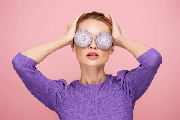 Mladá Žena Dotýkající Hlavy Při Pózování Brýlích Cibulovými Kroužky Izolovanými — Stock fotografie