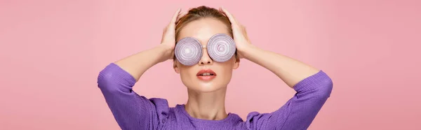 Woman Eyeglasses Onion Rings Touching Head While Posing Isolated Pink — Stock Photo, Image