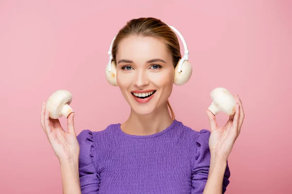 Donna Sorridente Con Funghi Cuffie Che Tengono Champignons Isolati Rosa — Foto Stock