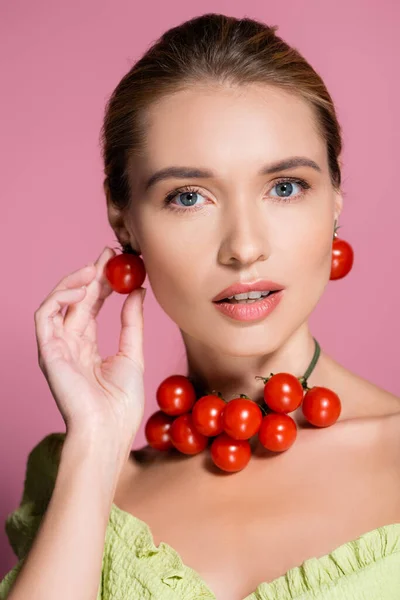 Mujer Sensual Collar Pendientes Hechos Tomates Rojos Cherry Rosa —  Fotos de Stock