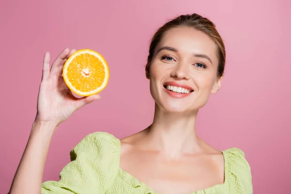 Mulher Alegre Com Maquiagem Natural Segurando Metade Laranja Fresca Isolada — Fotografia de Stock