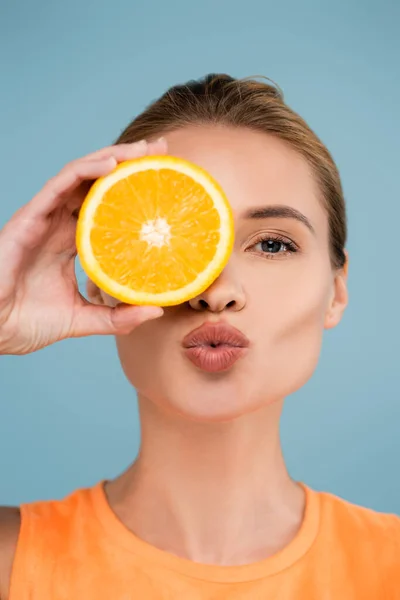 Pretty Woman Covering Eye Half Ripe Orange While Sending Air — Stock Photo, Image