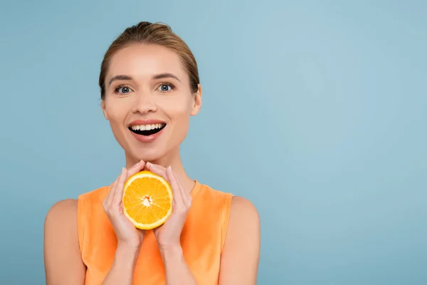 Förvånad Kvinna Med Naturlig Makeup Håller Hälften Saftig Orange Isolerad — Stockfoto