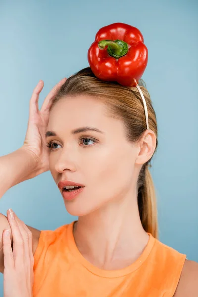 Hübsche Frau Mit Rotem Paprika Statt Hut Schaut Vereinzelt Auf — Stockfoto