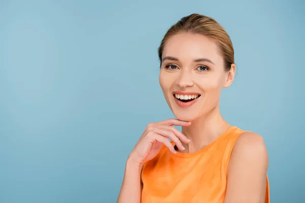 Gelukkig Vrouw Oranje Singlet Glimlachen Camera Geïsoleerd Blauw — Stockfoto