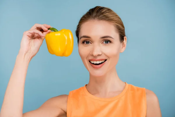 Bonita Mujer Con Maquillaje Natural Sosteniendo Pimiento Amarillo Aislado Azul —  Fotos de Stock