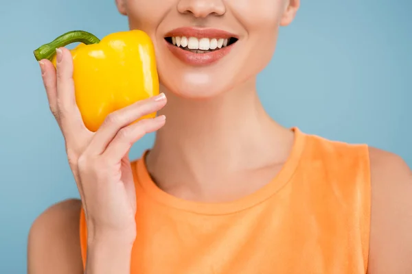 Vista Recortada Mujer Sonriente Sosteniendo Pimiento Amarillo Aislado Azul —  Fotos de Stock