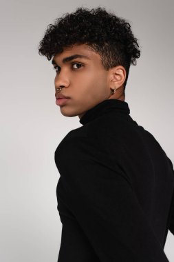 Kıvırcık, genç, Afro-Amerikalı, piercing 'i gri renkte.