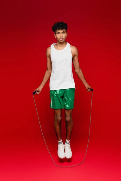 Longitud Completa Del Hombre Americano Africano Deportivo Pantalones Cortos Verdes — Foto de Stock