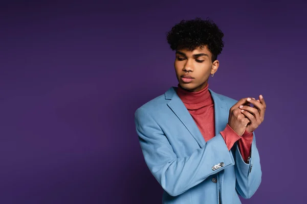 African American Man Blue Blazer Looking Away Purple — Stock Photo, Image