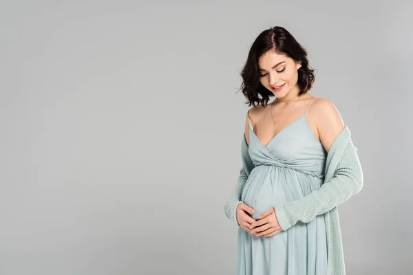 Sorrindo Mulher Grávida Olhando Para Barriga Isolada Cinza — Fotografia de Stock