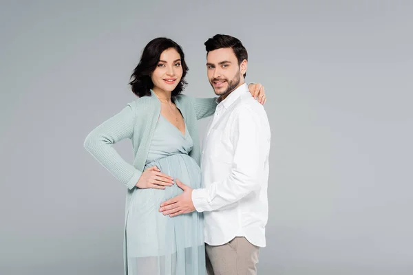 陽気な男巨大妊娠中の妻でドレスと見ますカメラ孤立オングレー — ストック写真
