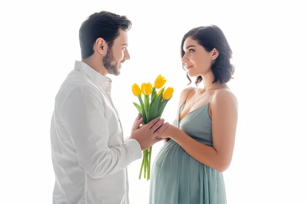 Uomo Sorridente Dando Fiori Alla Moglie Incinta Isolato Bianco — Foto Stock