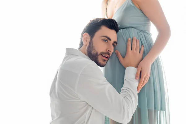 笑顔男リッスン腹の妊娠中の女性孤立上の白 — ストック写真