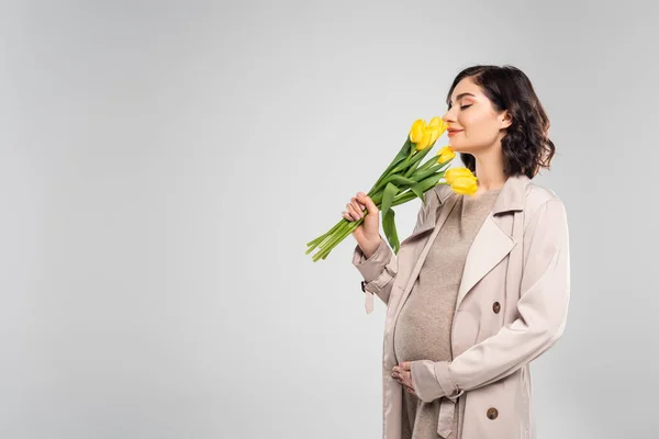 Těhotná Žena Kabátě Vonící Tulipány Izolované Šedé — Stock fotografie