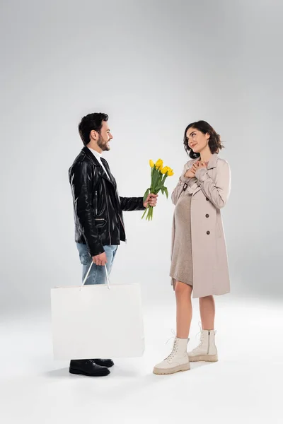 Hombre Con Flores Bolsa Compras Pie Cerca Esposa Embarazada Sobre — Foto de Stock