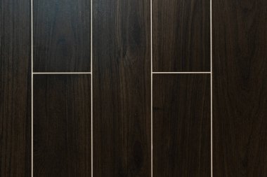 Koyu kahverengi arkaplan, ahşap yüzey taklidi ile dikdörtgen karolar, üst görünüm