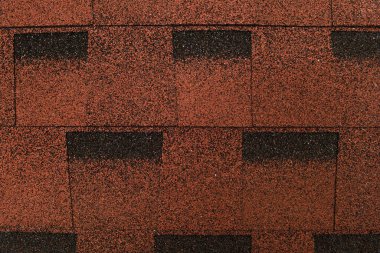 Geometrik desenli kahverengi, bituminous çatı kiremitlerinin üst görünümü