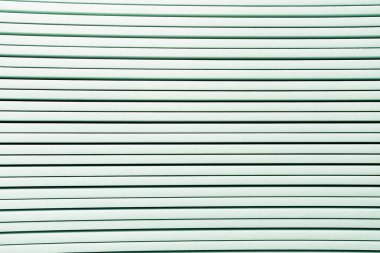 Plastik elementlerin beyaz yatay sıralarının arkaplanı, üst görünüm