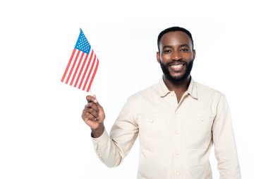 Neşeli Afrikalı Amerikalı adam kameraya gülümserken, elinde beyaz bir bayrak tutuyordu.