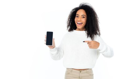 Beyaz ekranda boş ekranlı cep telefonuna bakan Afro-Amerikalı kadın hayrete düştü.