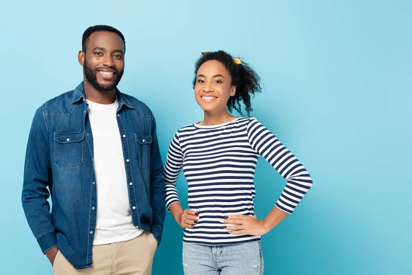 Fröhliches Afrikanisch Amerikanisches Paar Lächelt Die Kamera Während Auf Blau — Stockfoto